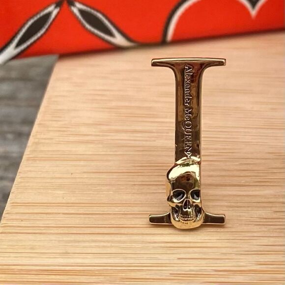 NIB Alexander McQueen 'I' Skull Gold Alphabet Shoe Charm/Necklace Pendant Goth - Picture 2 of 6